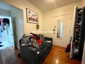 17 Harvard Ave, Unit 1 in Boston, MA - Foto de edificio - Building Photo