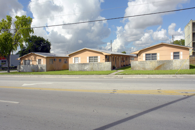 4400 Palm Ave in Hialeah, FL - Building Photo - Building Photo