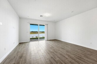 3790 Harborside Ave in Fort Pierce, FL - Foto de edificio - Building Photo