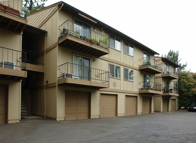 Crest Villa Apartments in Eugene, OR - Building Photo - Building Photo