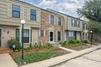 7505 Memorial Woods Dr in Houston, TX - Foto de edificio - Building Photo