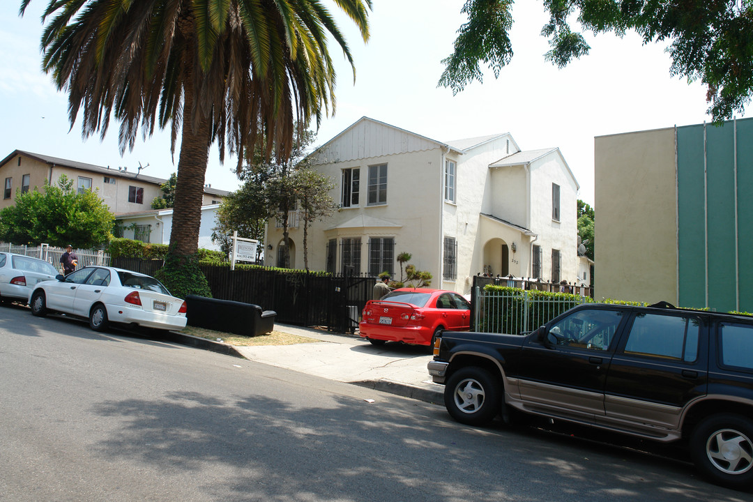 250 S Carondelet St in Los Angeles, CA - Building Photo