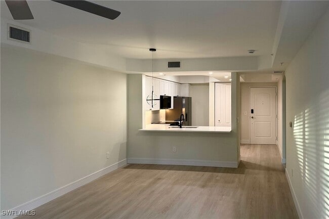 1100 Pine Ridge Rd in Naples, FL - Building Photo - Building Photo