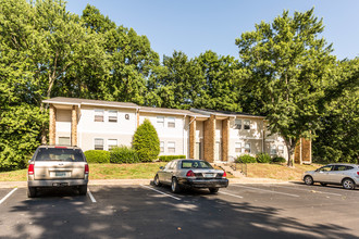 Burning Tree Apartments in Hermitage, TN - Foto de edificio - Building Photo