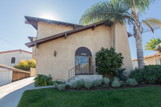 2320 Clark Ln, Unit 1 in Redondo Beach, CA - Foto de edificio - Building Photo