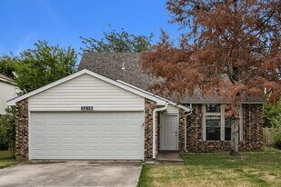 2216 Crestmeadow St in Denton, TX - Building Photo