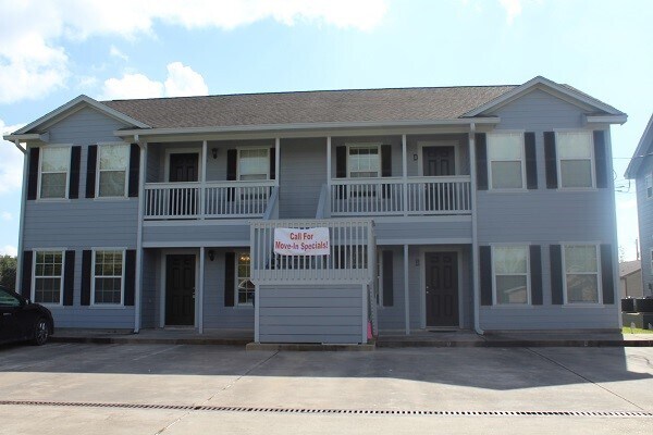 4426 25th St E in Dickinson, TX - Foto de edificio