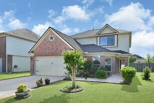 8027 Saffron Ln in Baytown, TX - Building Photo