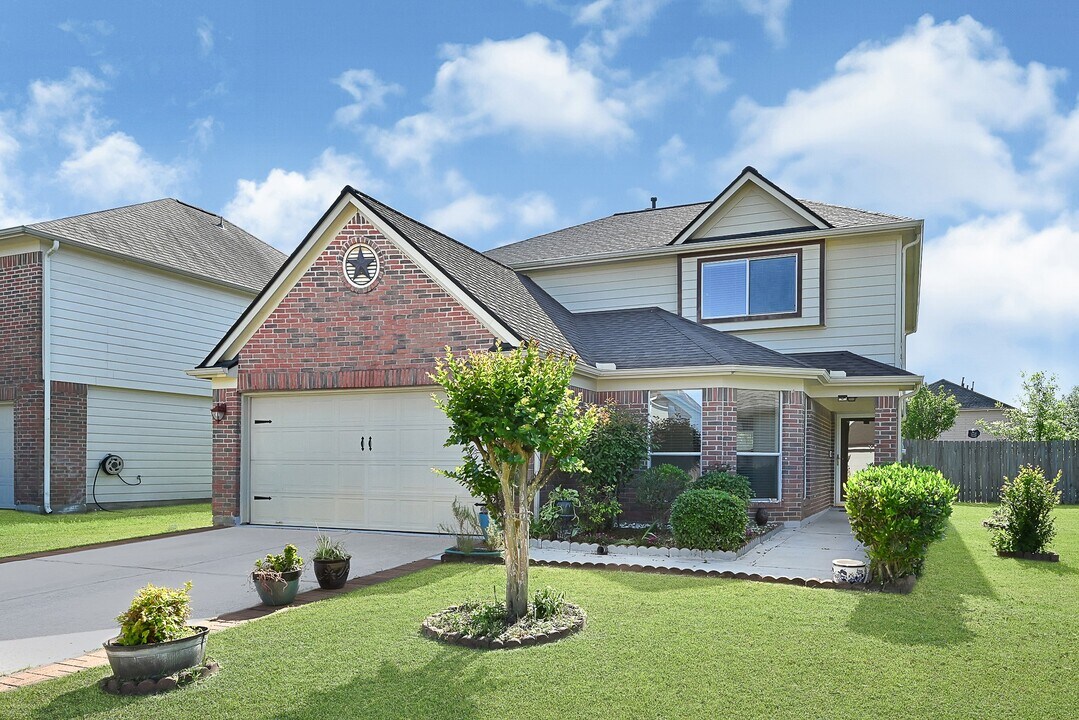 8027 Saffron Ln in Baytown, TX - Building Photo