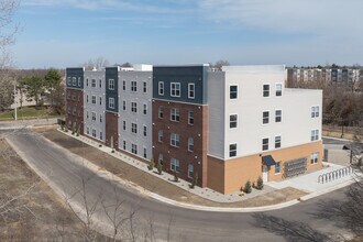 Brenton Grove II in Grand Rapids, MI - Building Photo - Building Photo