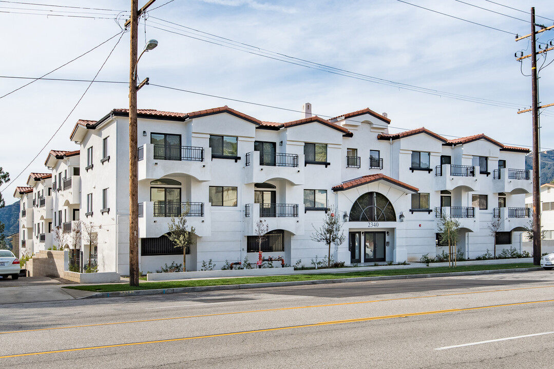 2340 Montrose Ave in Montrose, CA - Building Photo