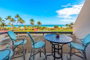 2555 Collins Ave in Miami, FL - Building Photo