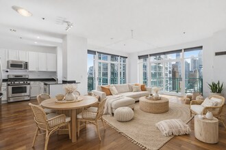 340 W Superior St, Unit 1601 in Chicago, IL - Building Photo - Building Photo