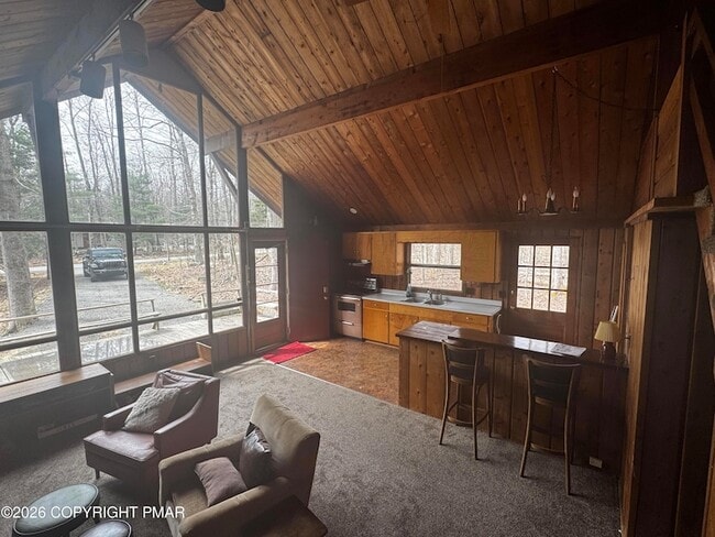 174 Sweet Briar Rd in Pocono Pines, PA - Foto de edificio - Building Photo