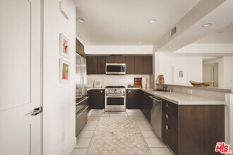 118 Kings Rd in Los Angeles, CA - Building Photo - Building Photo