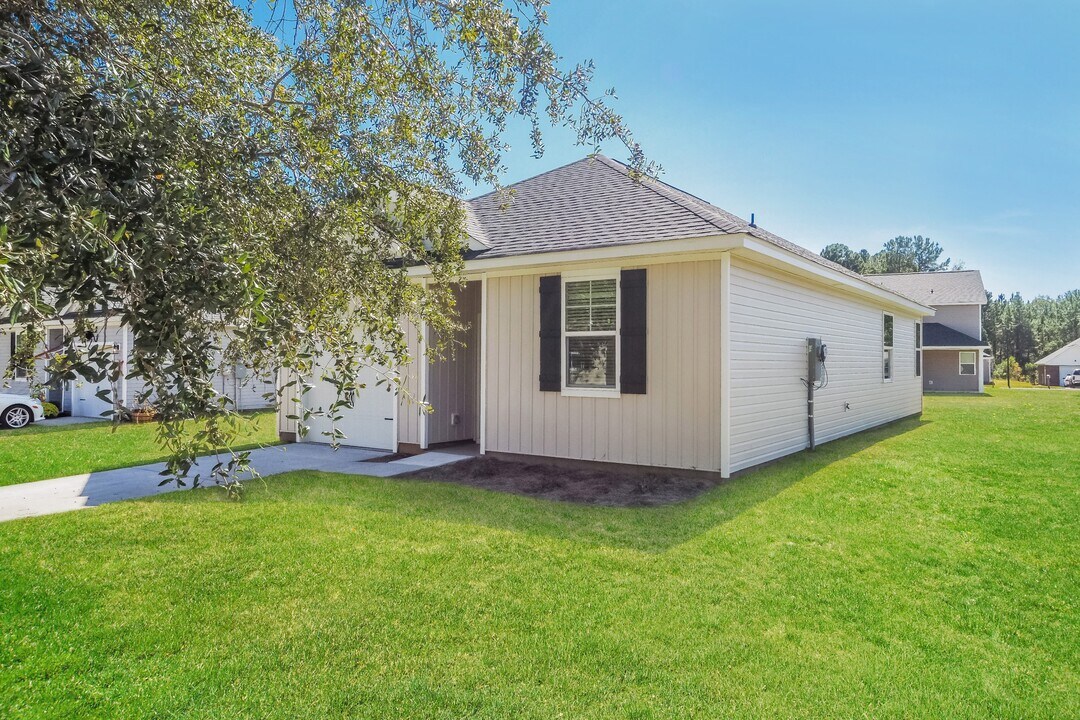 1285 Warrens Way in Manning, SC - Building Photo