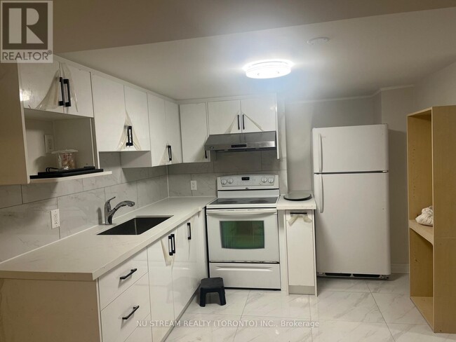 132 Heatherside Dr in Toronto, ON - Building Photo - Building Photo