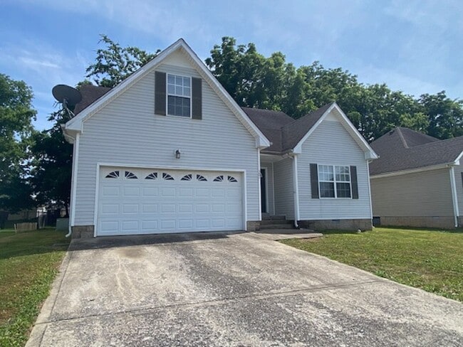 302 Chalet Cir in Clarksville, TN - Foto de edificio - Building Photo