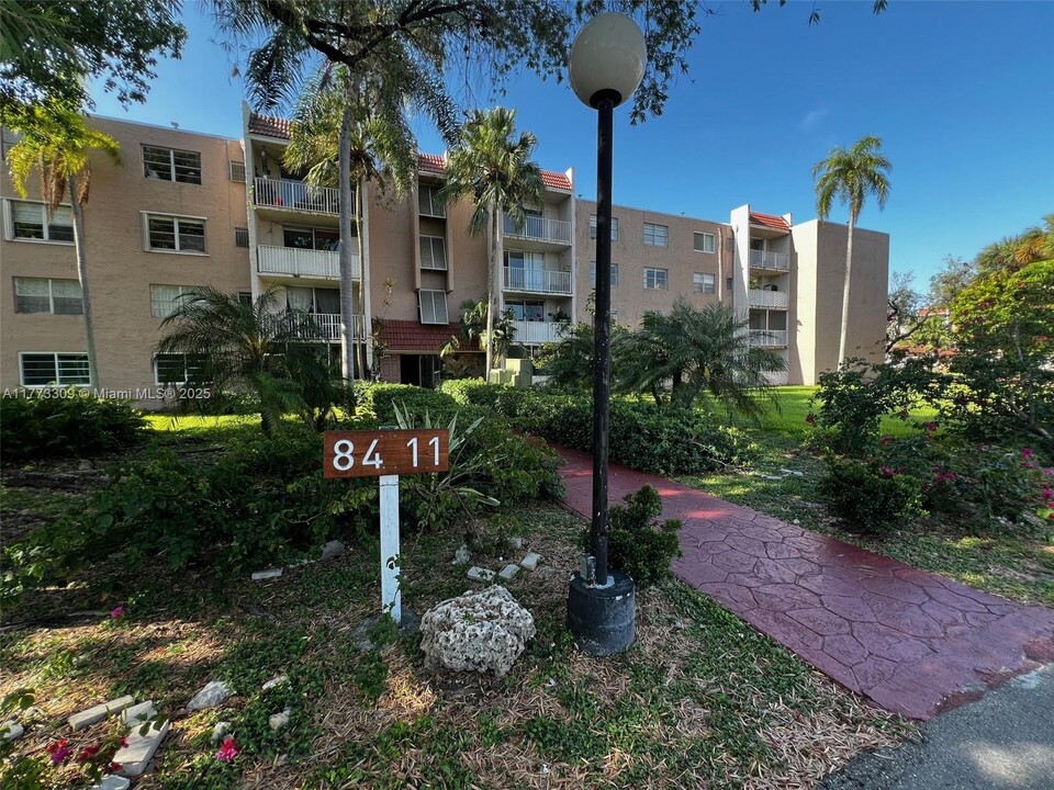 8411 NW 8th St in Miami, FL - Building Photo