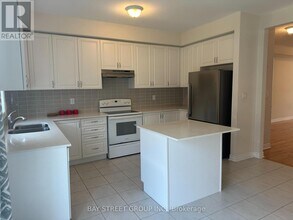 112 Gordon Cir in Newmarket, ON - Building Photo - Building Photo
