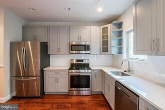 2340 Greenwich St in Philadelphia, PA - Building Photo - Building Photo