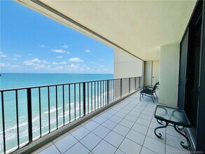 8750 S Ocean Dr in Jensen Beach, FL - Foto de edificio - Building Photo