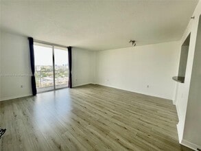 900 SW 8th St, Unit 1505 in Miami, FL - Building Photo - Building Photo
