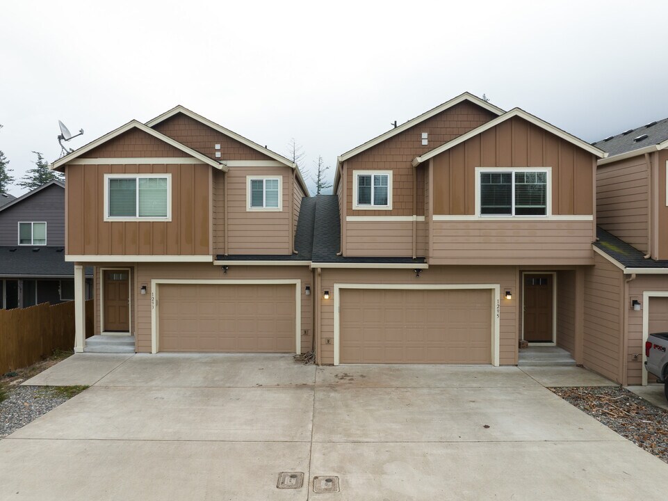 1295 Windsong Dr in Cascade Locks, OR - Building Photo