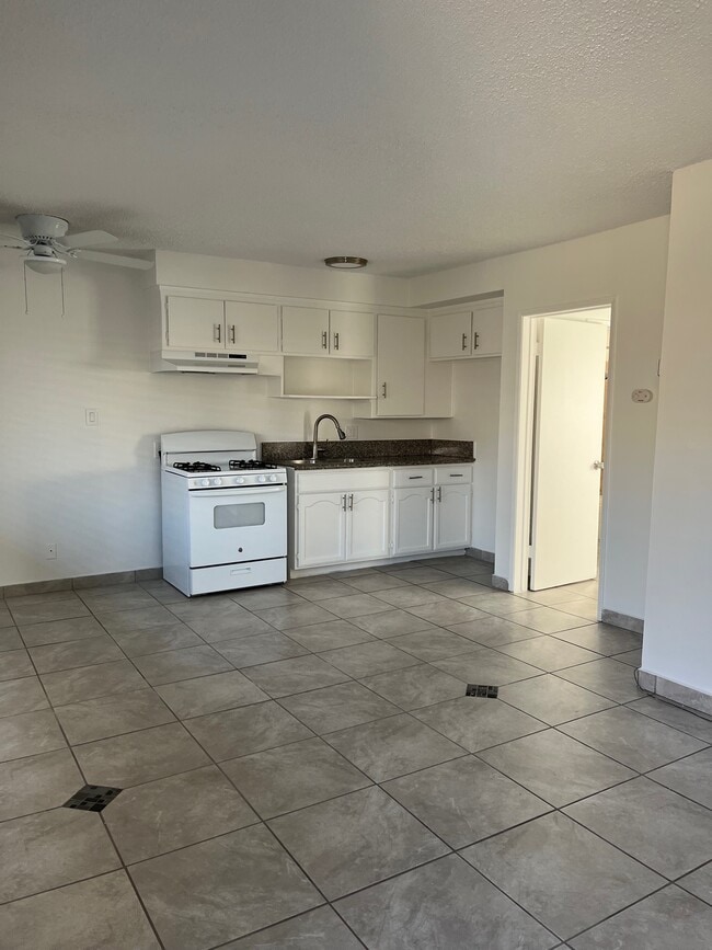 9204 Sepulveda Blvd, Unit 9 in Los Angeles, CA - Building Photo - Building Photo