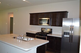 16817 Lonely Pines Dr in Conroe, TX - Building Photo - Building Photo