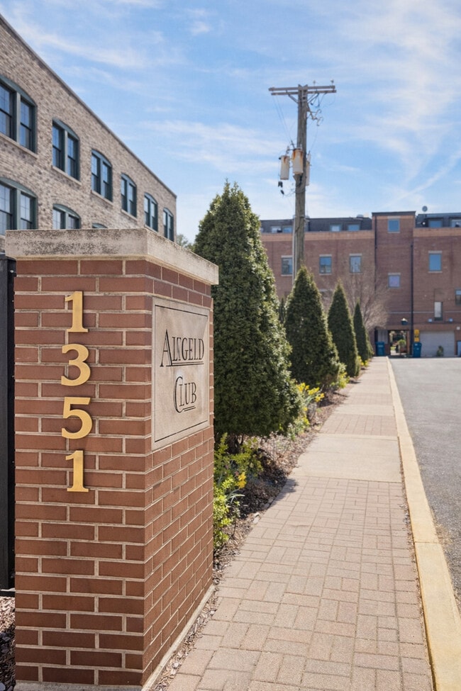 1351 W Altgeld St in Chicago, IL - Building Photo - Building Photo