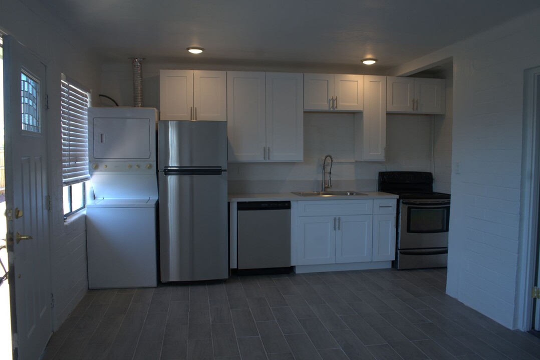 207 E Imperial Ave in Las Vegas, NV - Building Photo