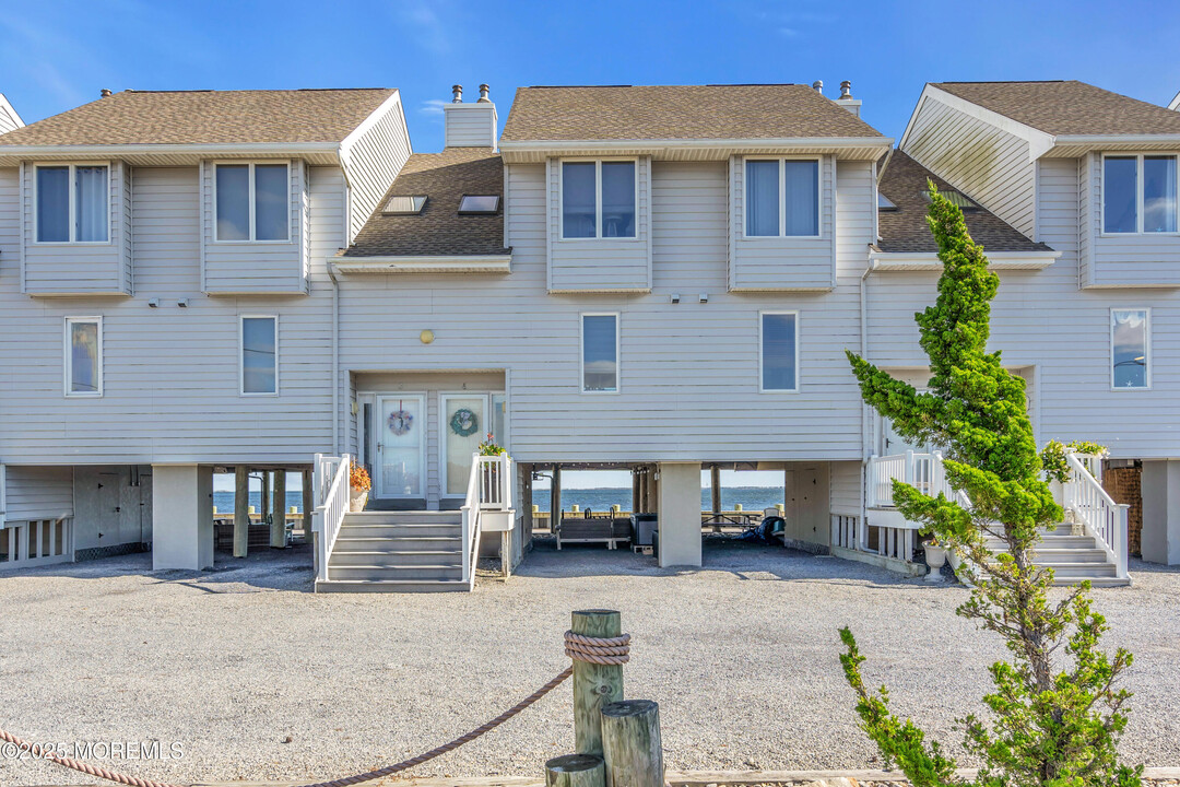 389 Bayshore Dr in Barnegat Township, NJ - Building Photo