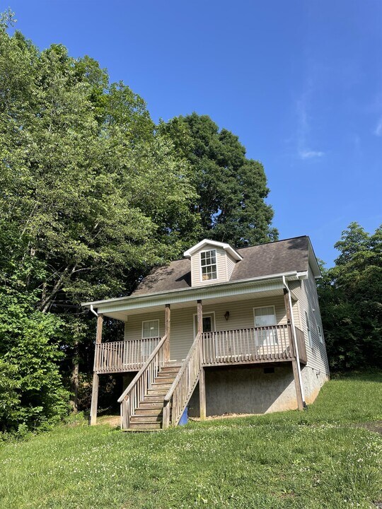 1906 Highland Rd in Maryville, TN - Foto de edificio