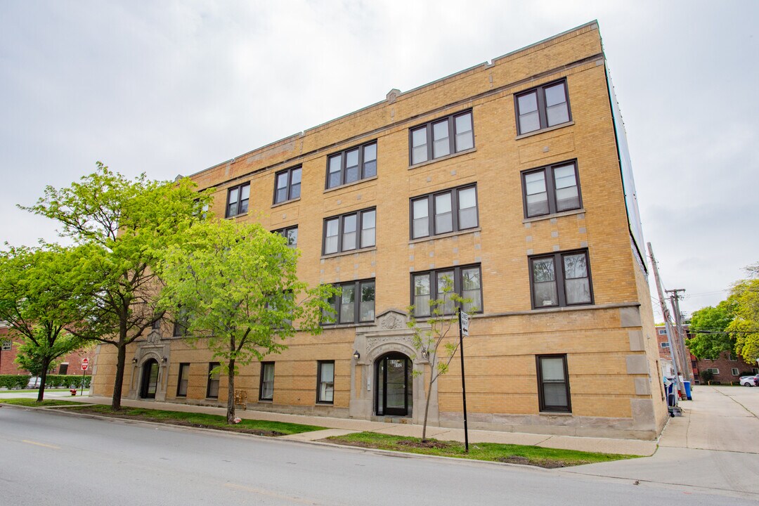6150 N Ravenswood Ave in Chicago, IL - Building Photo