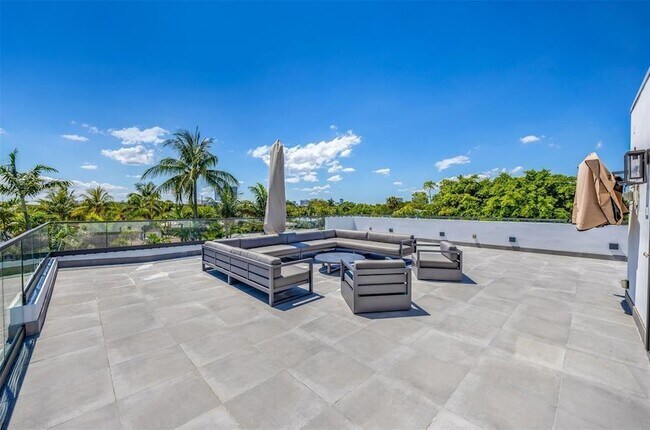 2001 Marietta Dr in Fort Lauderdale, FL - Foto de edificio - Building Photo