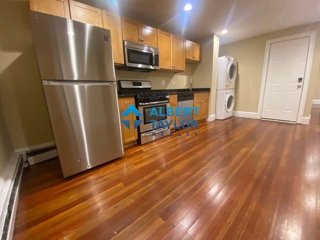 44 Hillside St, Unit 1 in Boston, MA - Foto de edificio - Building Photo