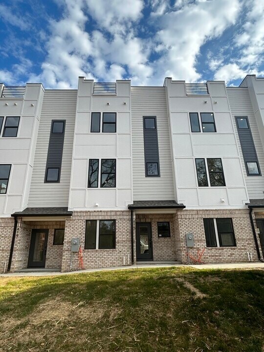 407 Strong Ave in Charlotte, NC - Building Photo