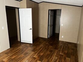 513 N Avenue F in Clifton, TX - Building Photo