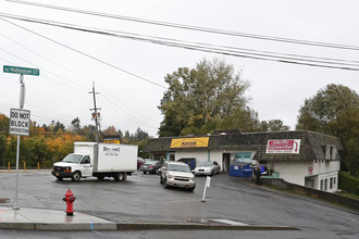 SW Barbur Blvd in Portland, OR - Building Photo - Building Photo