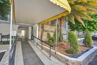 20400 W Country Club Dr in Aventura, FL - Building Photo - Building Photo