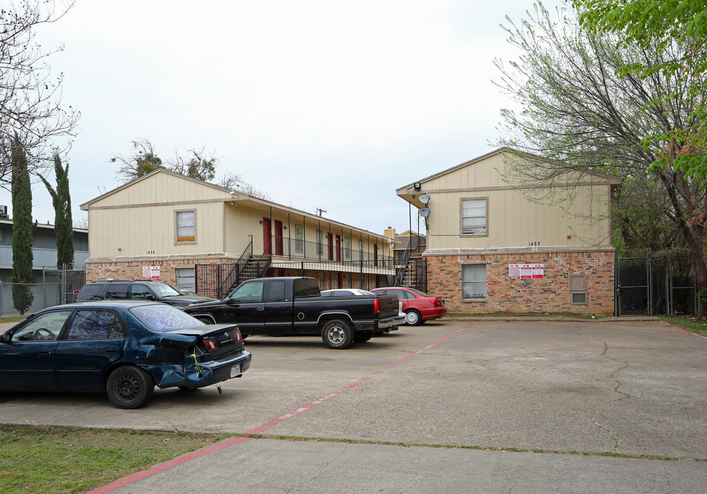 The Debutante Apartments in Dallas, TX - Building Photo