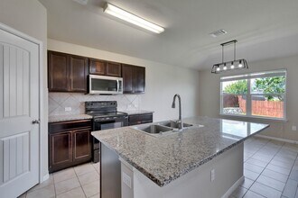 116 Leona River Trl in Hutto, TX - Building Photo - Building Photo