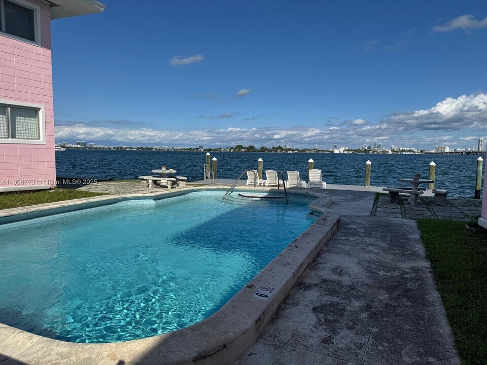 7921 East Dr in North Bay Village, FL - Foto de edificio