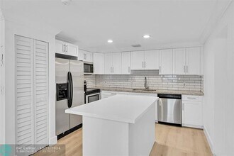 718 NE 14th St in Fort Lauderdale, FL - Foto de edificio - Building Photo