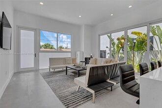 2345 SW 16th St in Miami, FL - Foto de edificio - Building Photo