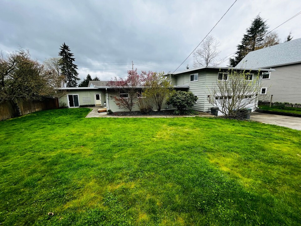 745 Rasmussen Ln in Bremerton, WA - Building Photo