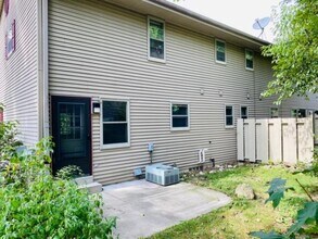 404 Racine St-Unit -D in Waterford, WI - Foto de edificio - Building Photo