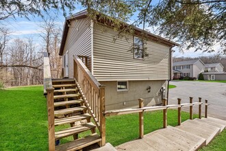 18-18 Willow Way in Rhinebeck, NY - Foto de edificio - Building Photo