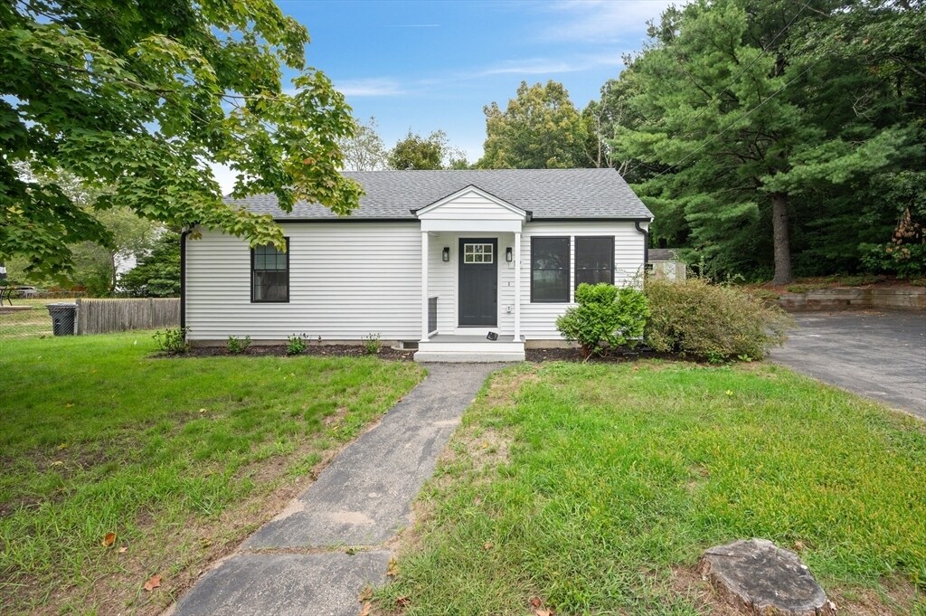 19 Whitehorse Rd in Hingham, MA - Building Photo